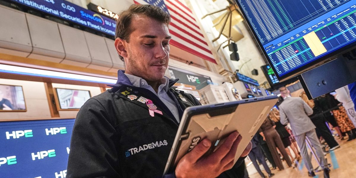 U.S. stocks fall as midsized bank earnings worry traders about U.S. stocks fall as midsized bank earnings worry traders about underlying state of the economy